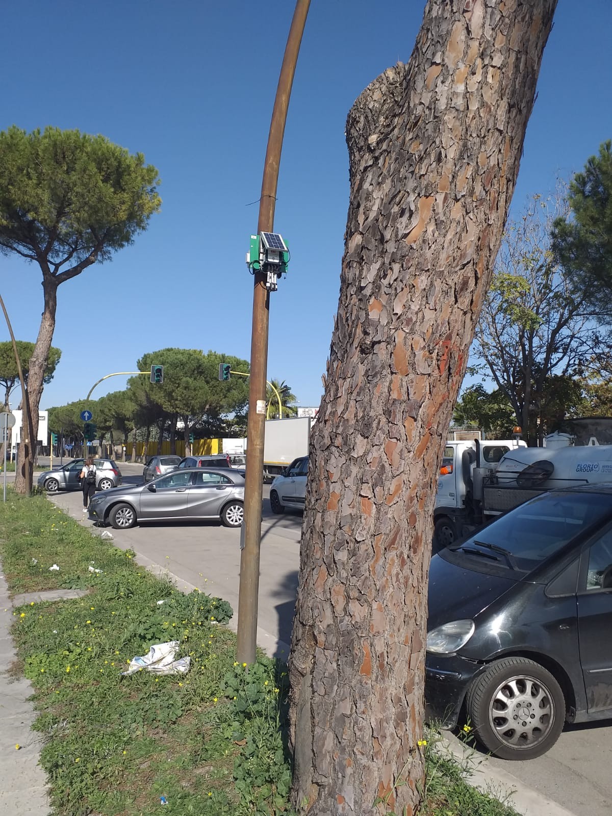Centralina Smart Environment installata su un palo urbano